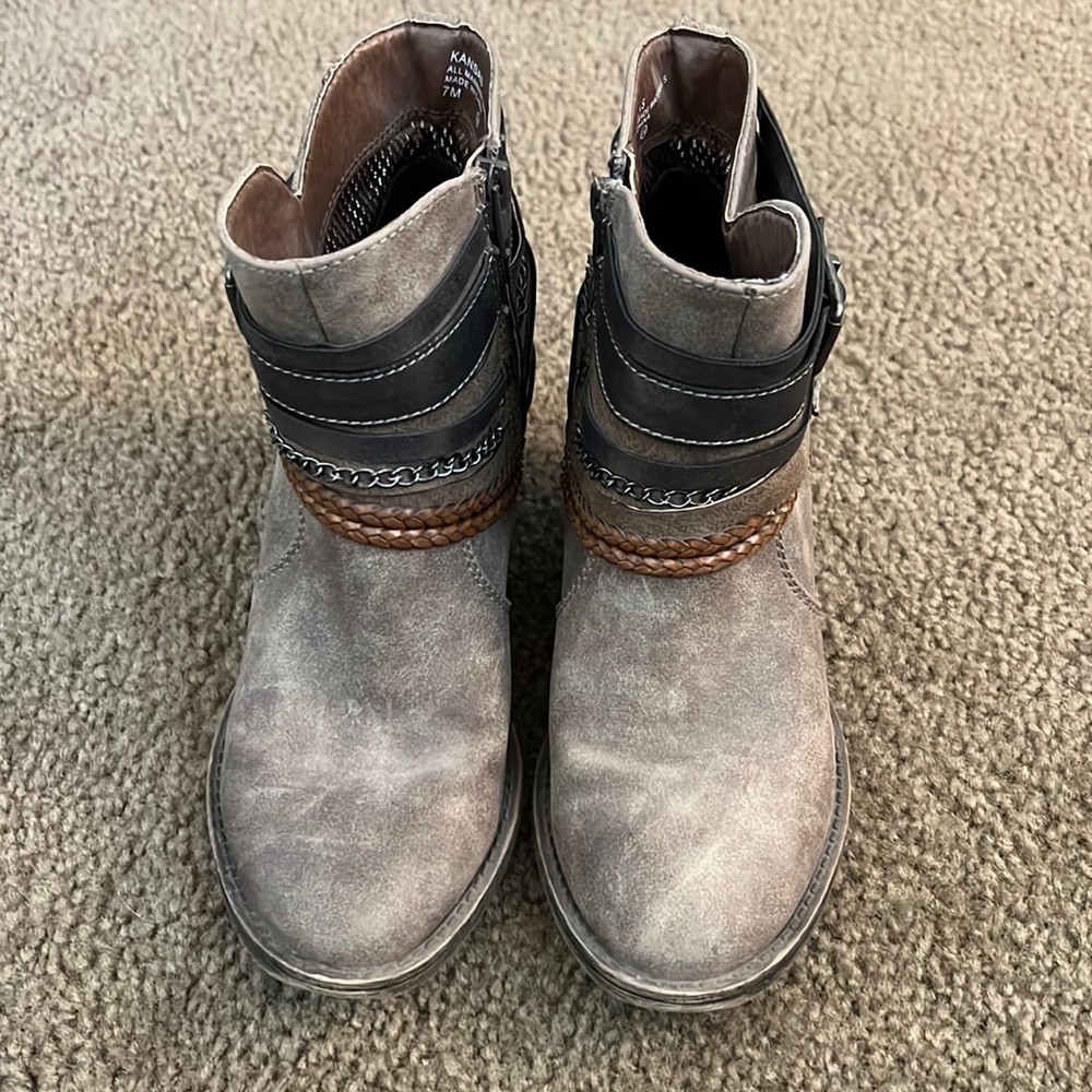 BKE Womens heeled boots Size 7